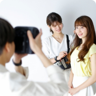 証明写真撮影のヘア＆メイクの様子